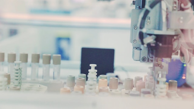 Automated laboratory instrument moving over rows of sample vials